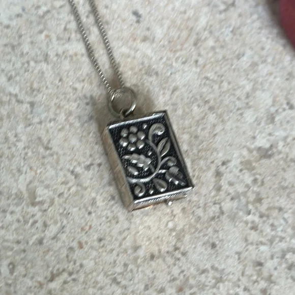 Silver box chain and small floral secret Quran book charm Farsi Persian - Picture 3 of 15